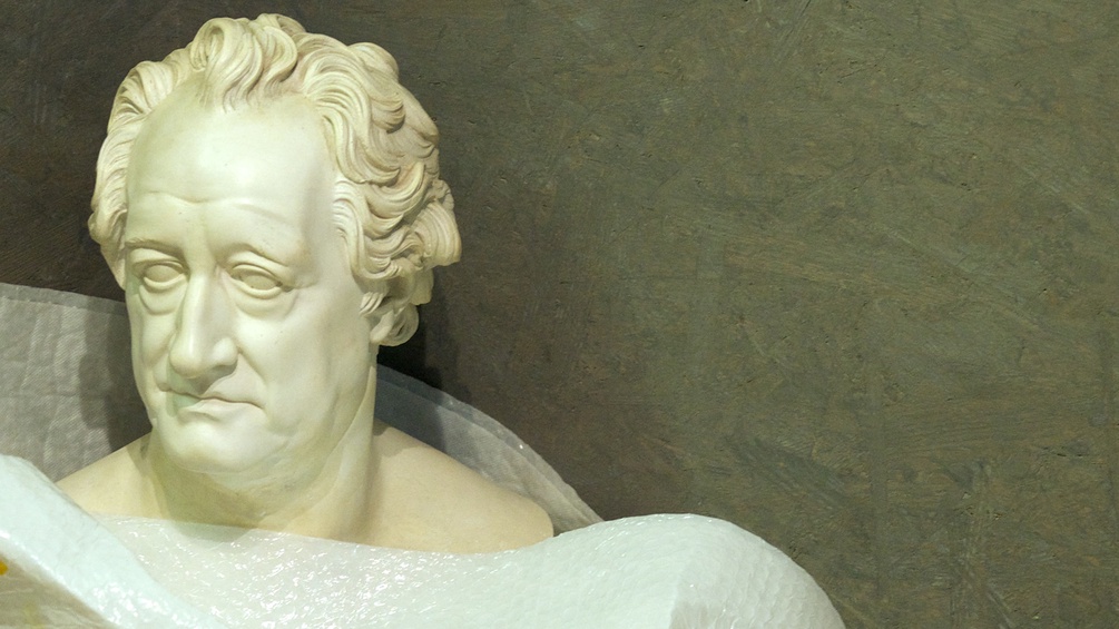 Eine Büste von Wolfgang Goethe.