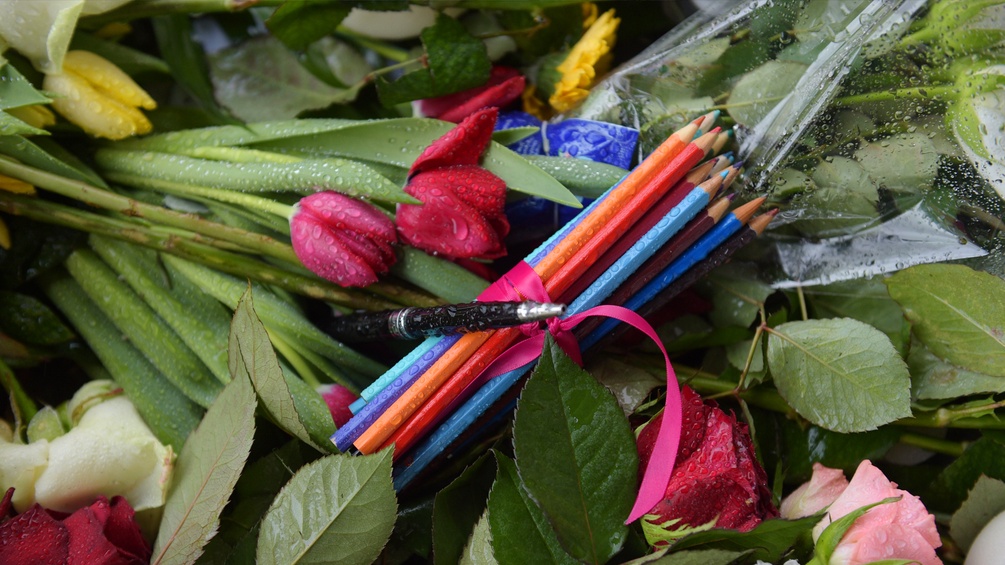 Stifte, Rosen und Tulpen auf einem Haufen
