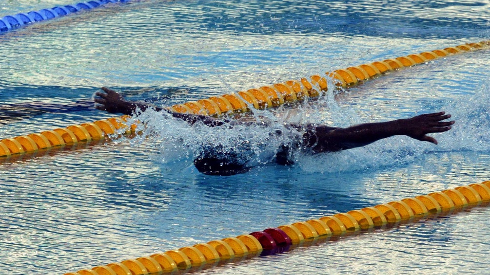Ein Schwimmer im Wasser 