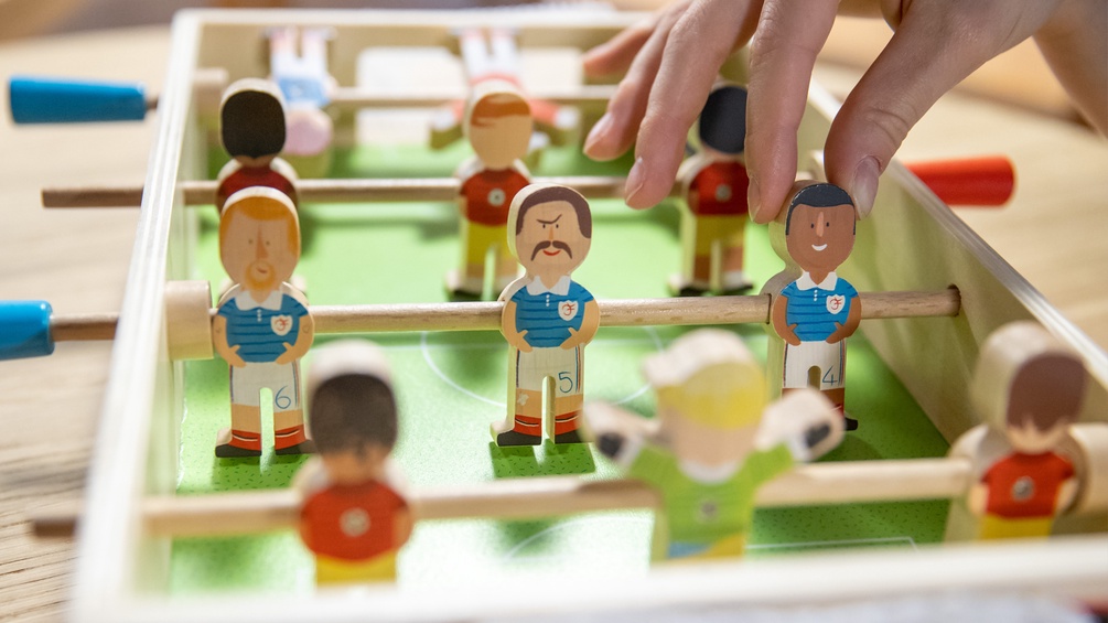 Ein Tischfussballset mit verschiedenen Hautfarben.