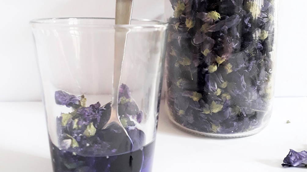 Violetter Blütenansatz mit Glas
