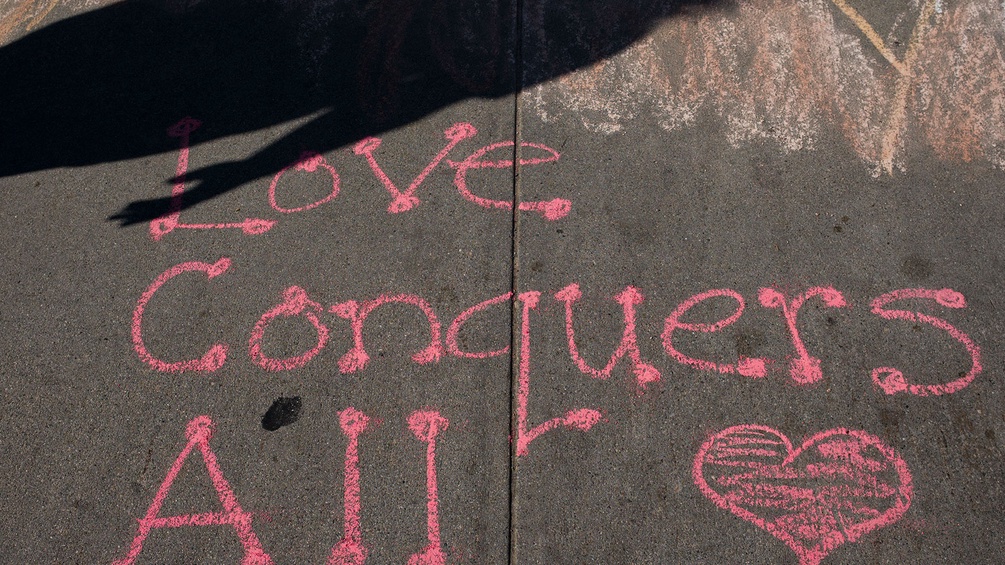 Love conquers all, Kreide auf dem Boden