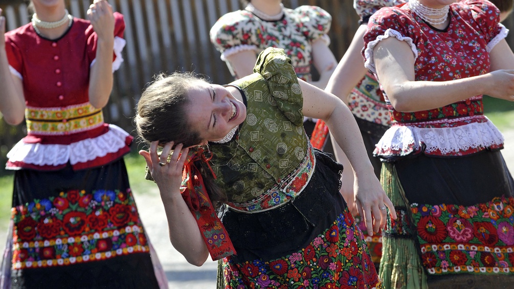Mädchen in traditionellen ungarischen Kleidern.