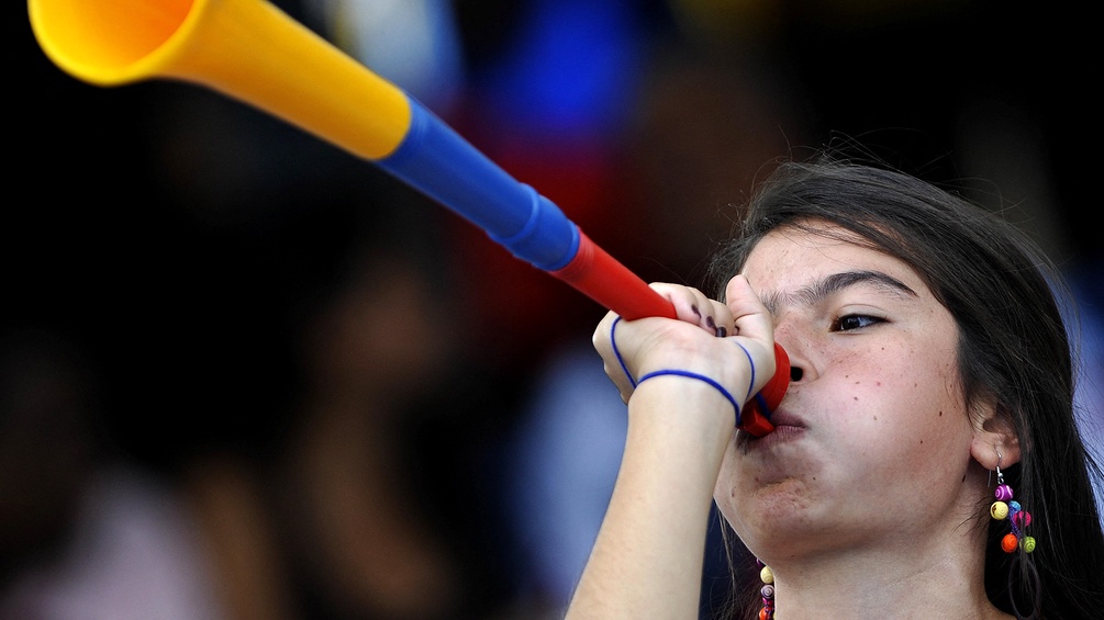 Frau mit Vuvuzela