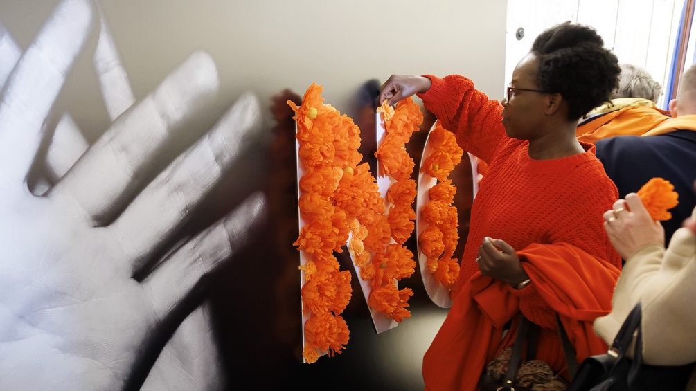 "16 Days of Activism": Orangefarbener "NO"-Schriftzug