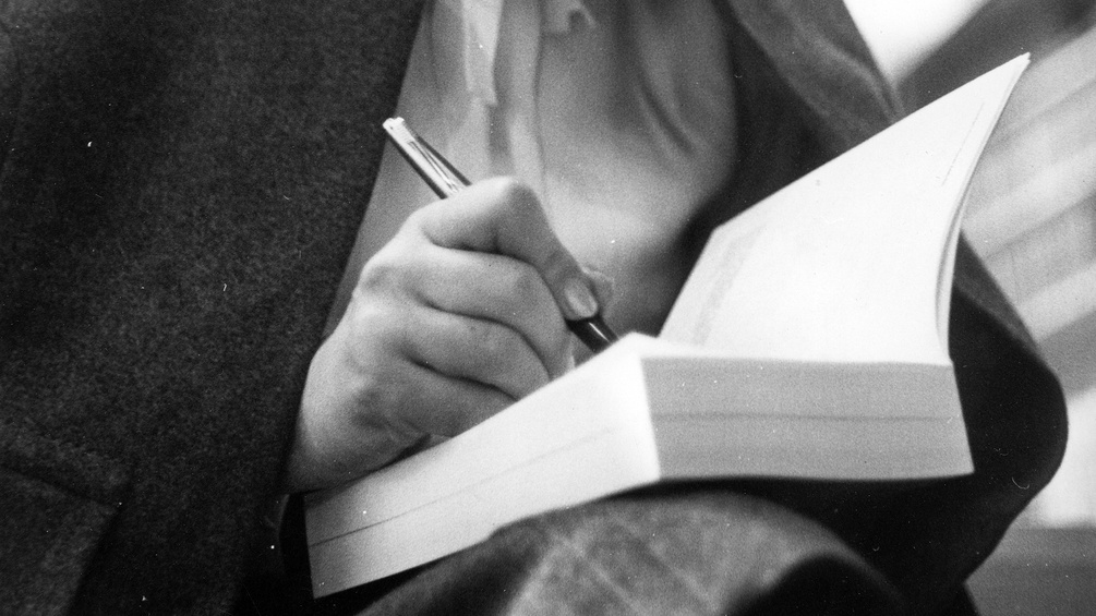 Ingeborg Bachmann schreibt in ein Buch