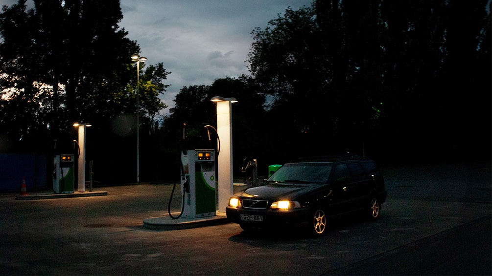 Tankstelle bei Nacht