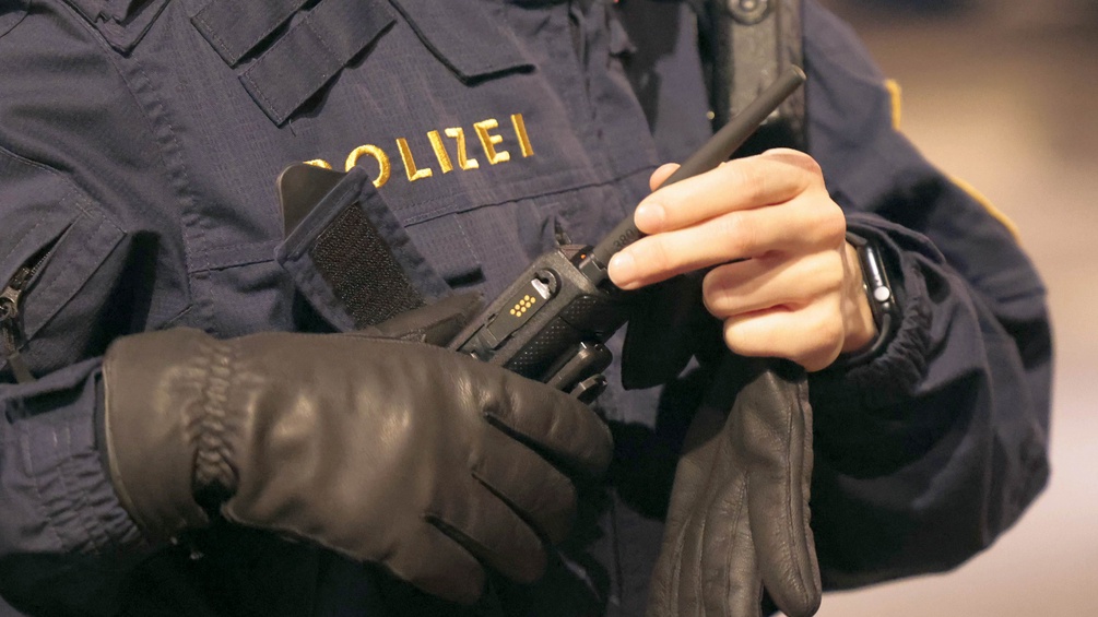 PICTUREDESK.COM/PRESSEFOTO SCHARINGER/DANIEL SCHARINGER Polizistin mit Funkgerät