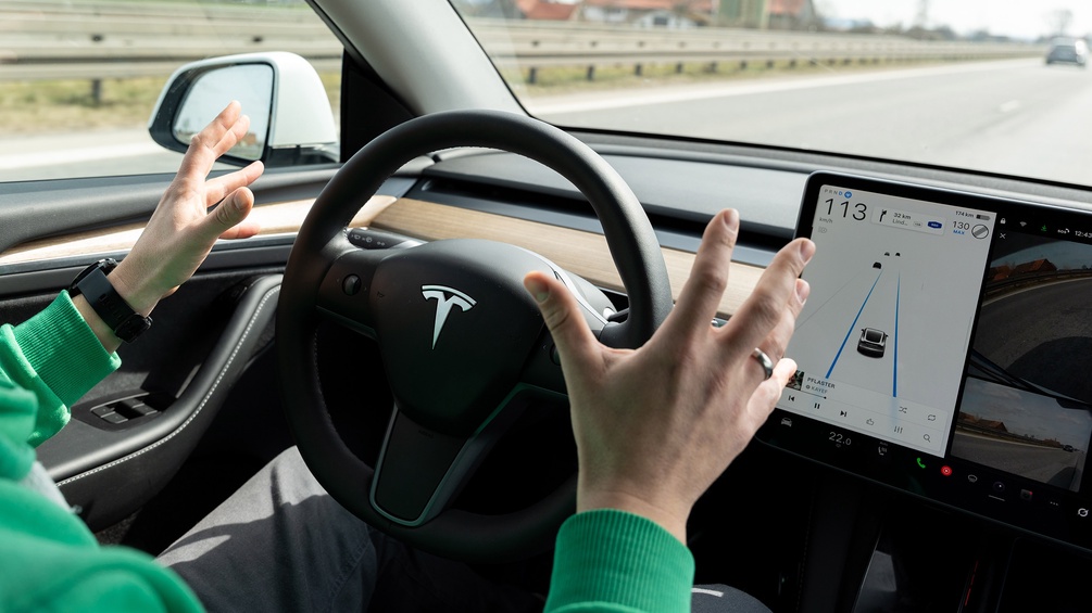 Autonomes Fahren in einem Tesla