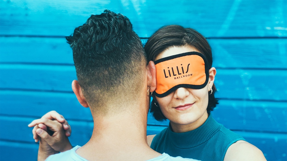 Zwei tanztende Menschen 