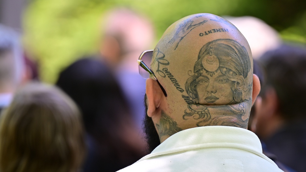 Mann mit Tattoos