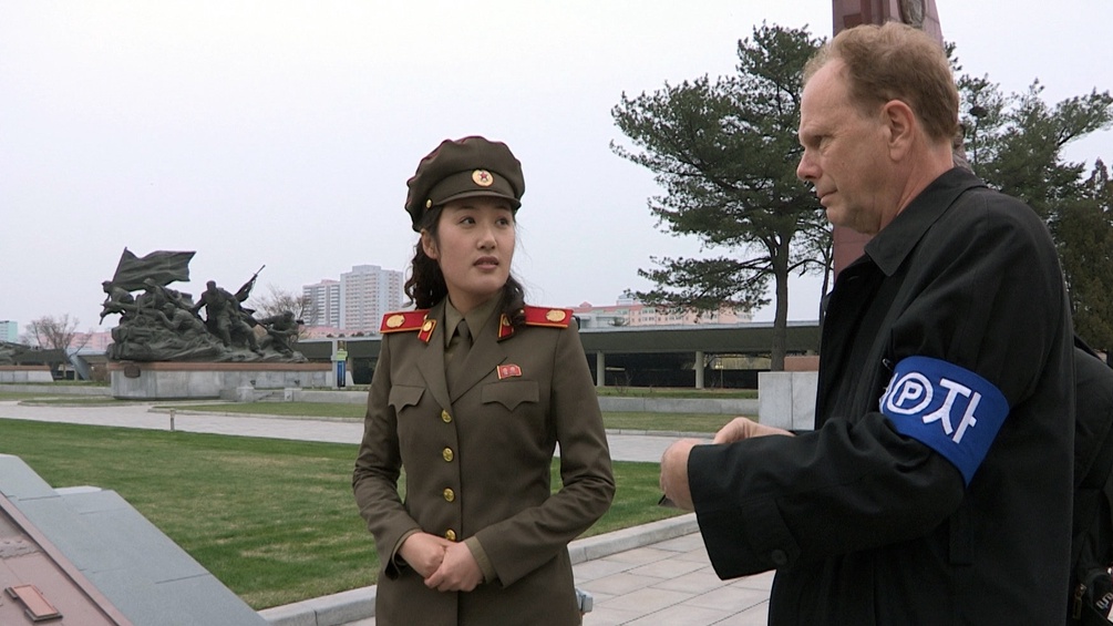 Korrespondent Raimund Löw in China: Er spricht mit einer chinesischen Frau in Uniform.