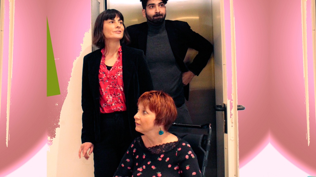 Drei Erwachsene in einem rosa Raum.