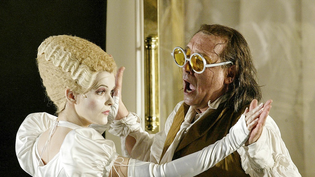 Neil Shicoff als Hoffmann und L'ubica Vargicova als Olympia, in Jacques Offenbachs "Les Contes d' Hoffmann"