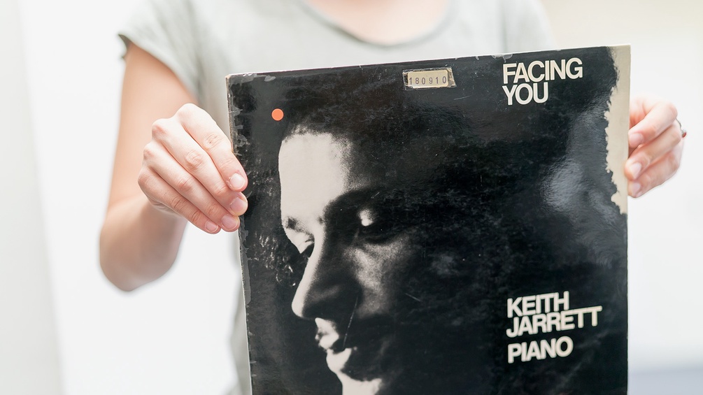 Frau hält Keith-Jarrett-Album in Händen