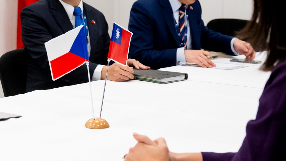 ONDREJ DEML/CTK/PICTUREDESK.COM Prag und Taiwan Flagge
