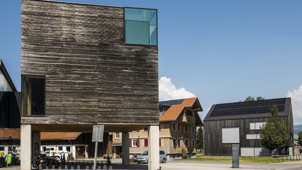 Alte und moderne Gebäude im Bregenzer Wald