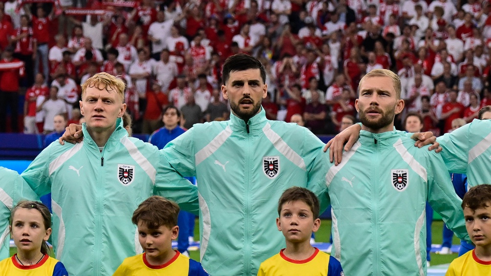 Fußballnationalmanschaft beim Absingen der Hymne