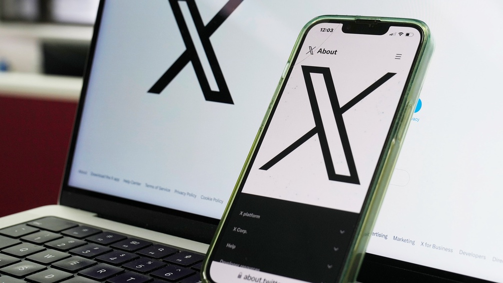 Twitter X auf Smartphone und Laptopscreen