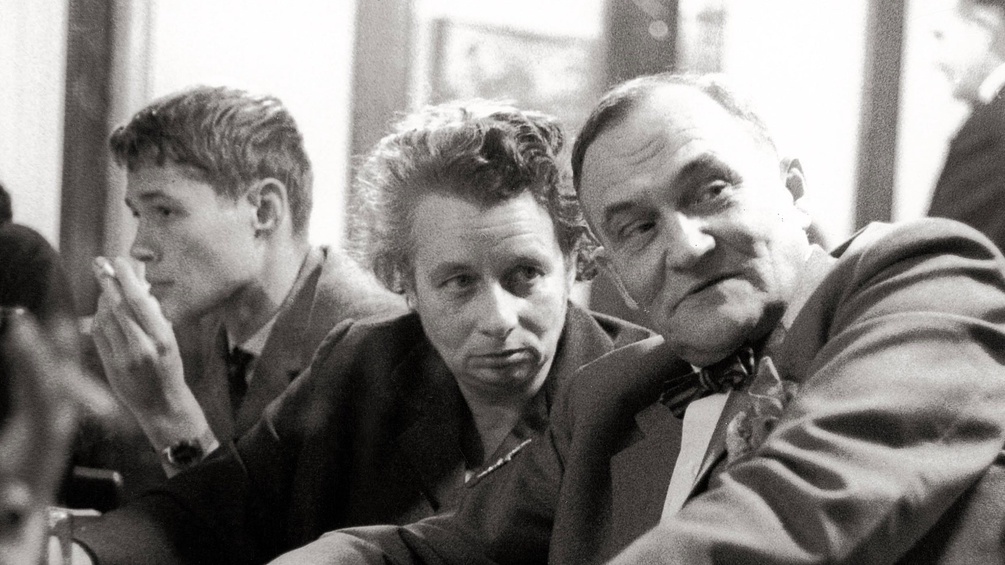 Die Schriftsteller Wolfgang Fleischer (links), Dorothea Zeemann und Heimito von Doderer, um 1956.
