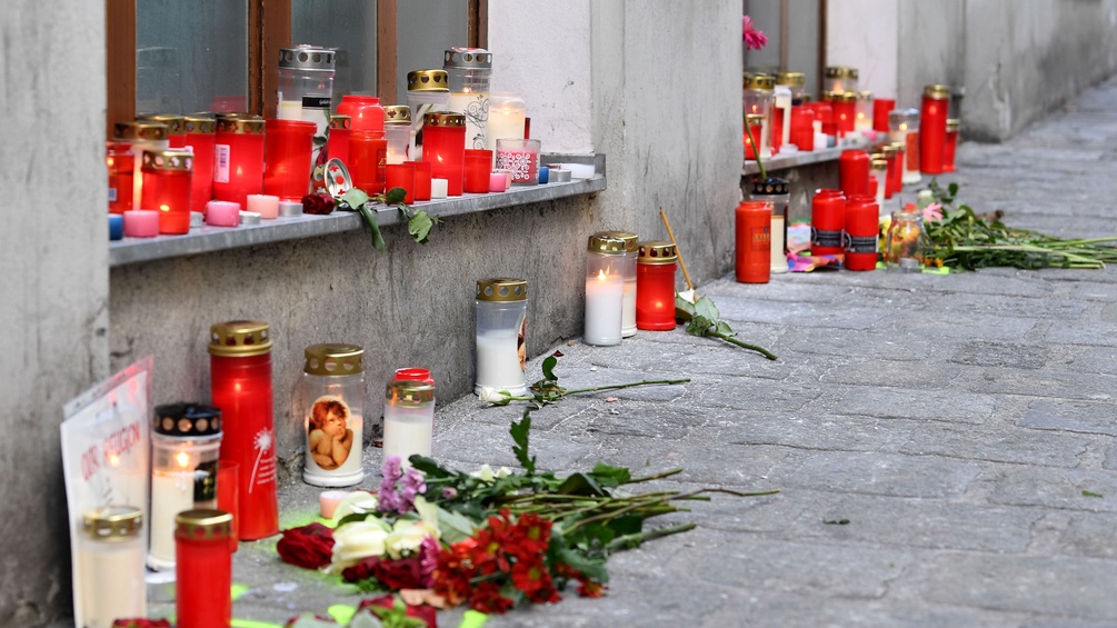 Kerzen und Blumen am Tatort des Anschlags in Wien.