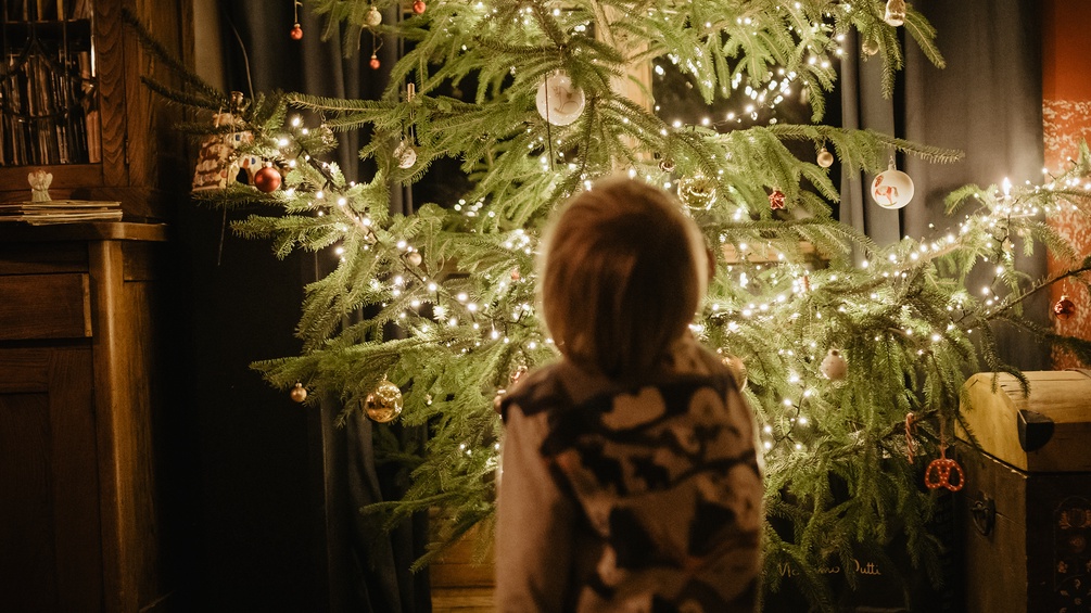 Kleines Kind vor dem Christbaum