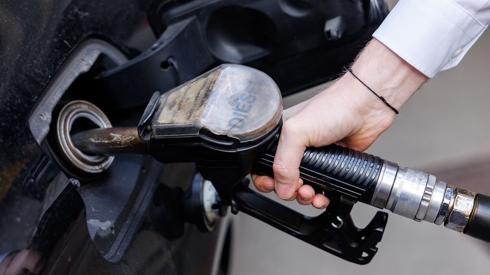 Tankstelle: Auto wird mit Diesel betankt