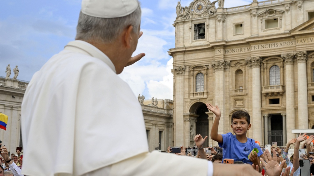 Papst Leo XIV. grüßt einen Buben
