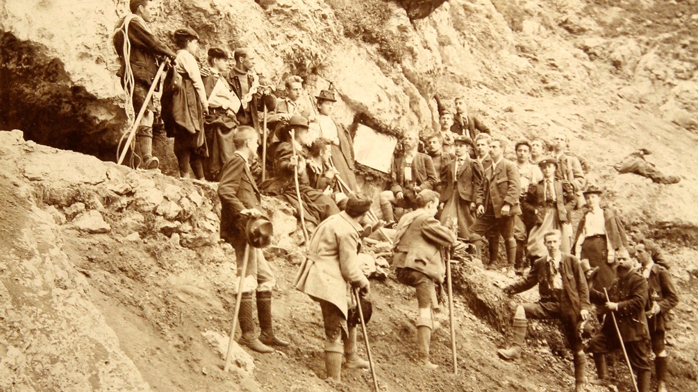Bergwanderer auf einem Steig auf der Rax, um 1900