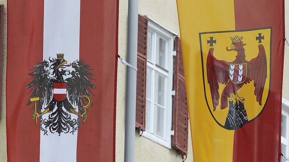 APA/ROBERT JAEGER Die Österreichische Flagge neben der Burgenländischen.
