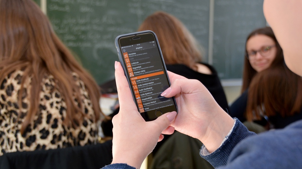 Eine Schülerin nutzt eine Physik-App währrend des Unterrichts