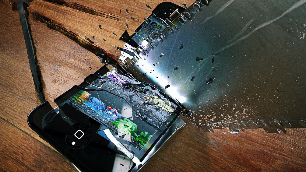 Kettensäge zerstört ein Smartphone
