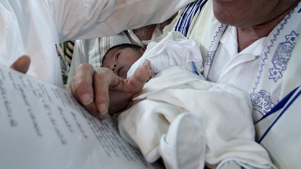 Ein jüdisches Baby kurz vor seiner Beschneidung.