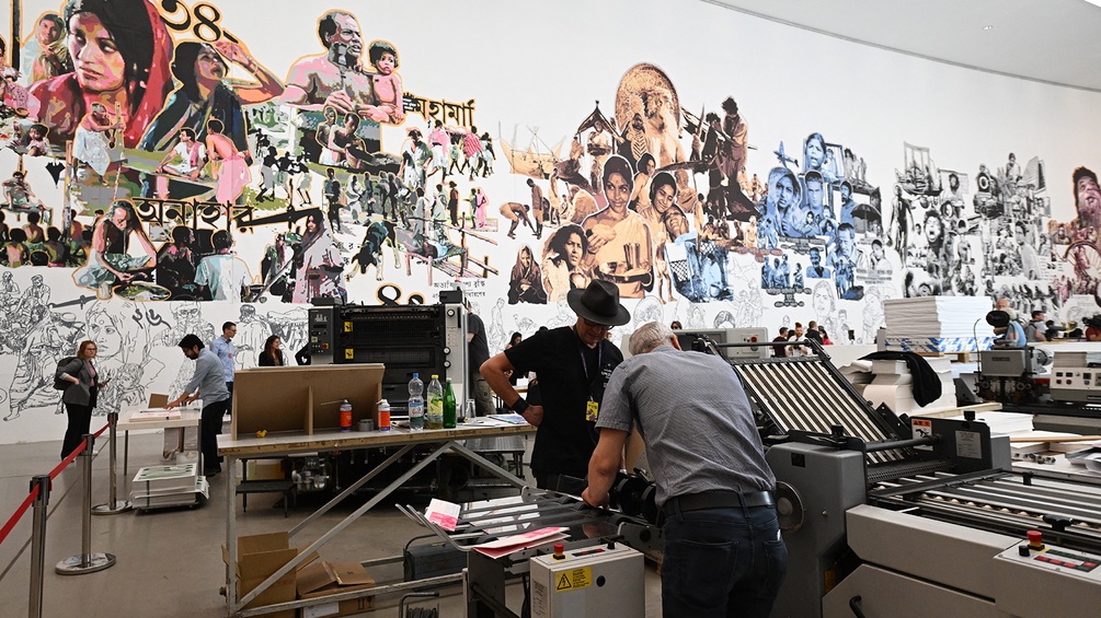 Das Kollektiv arbeitet an Druckern für die documenta in Kassel.