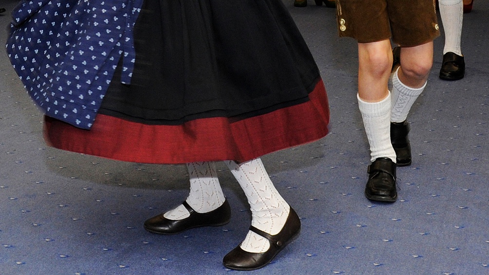 Tanzende Füße in Tiroler Tracht.