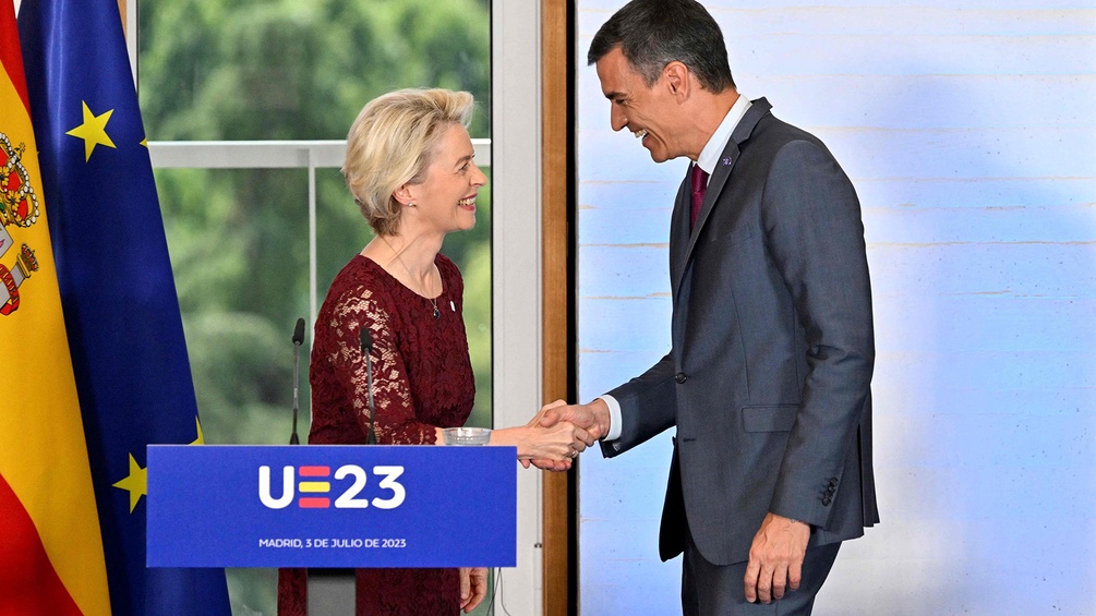 PICTUREDESK.COM/AFP/JAVIER SORIANO Ursula von der Leyen und Pedro Sanchez