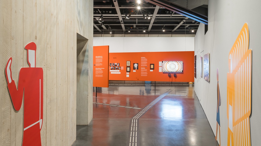 "Wissen für alle. Isotype - die Bildsprache aus Wien", Ausstellungsansicht - Videoscreen im Hintergrund