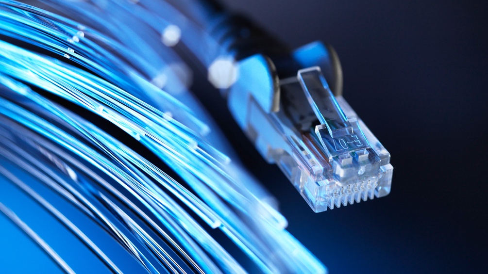 Netzwerkstecker mit Glasfaser