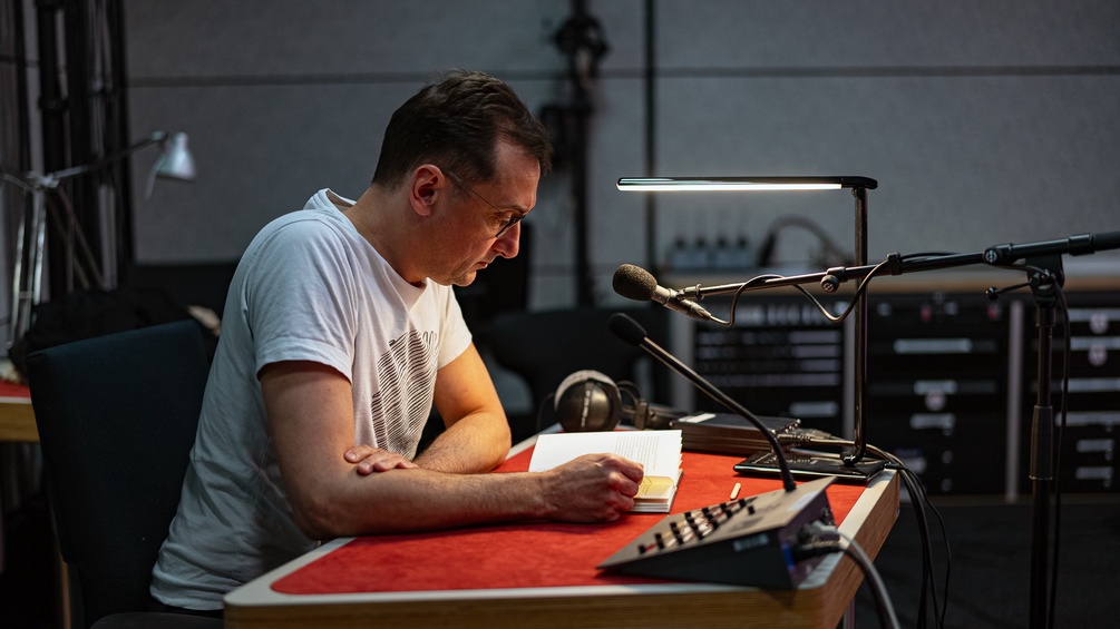 Xaver Bayer liest im Studio aus seinem Buch