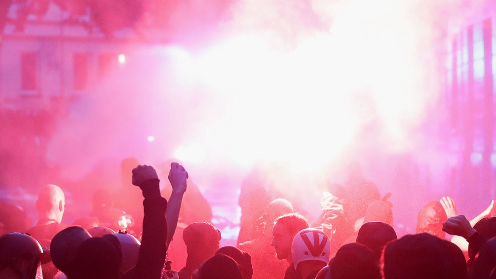 AP/MATTHIAS SCHRADER Protestteilnehmer, erhobene Fäuste