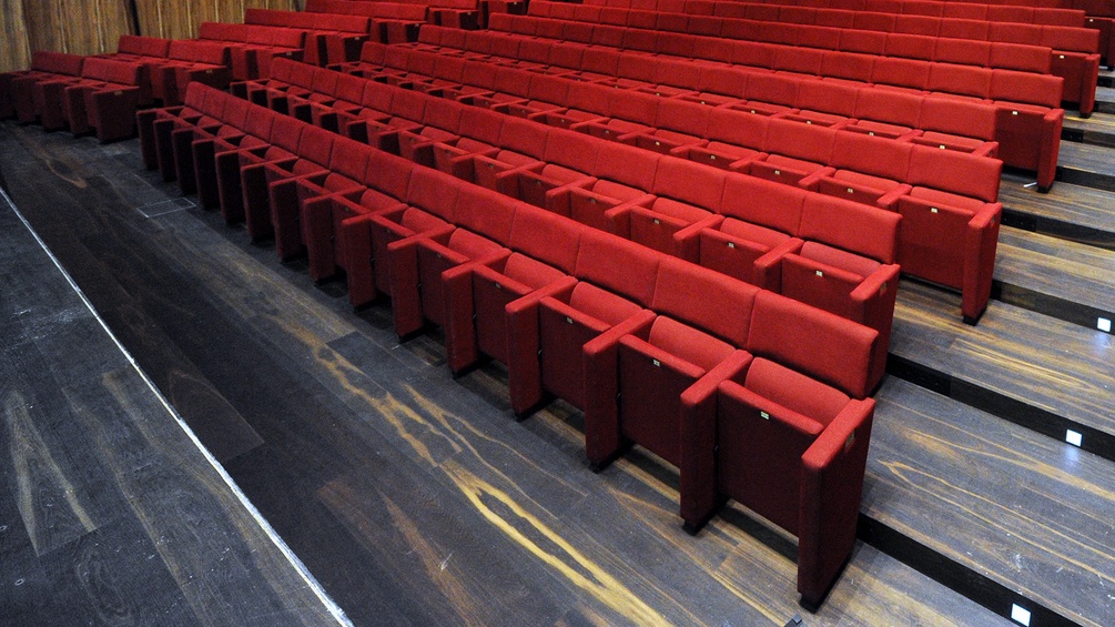Stuhlreihen im Konzertsaal