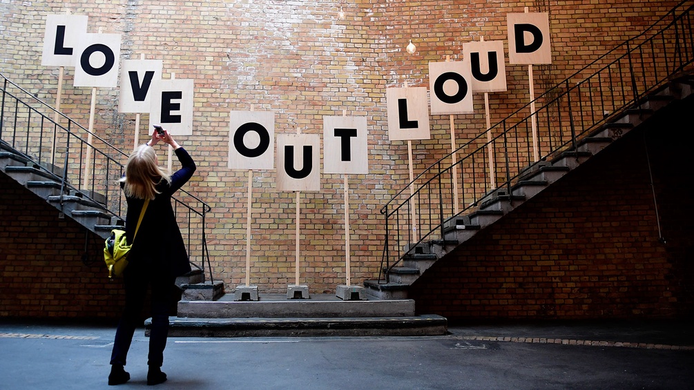 "Love Out Loud"-Installation