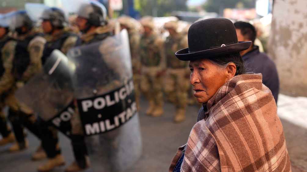 PICTUREDESK.COM/AP/JUAN KARITA Frau in Bolivien neben Polizei