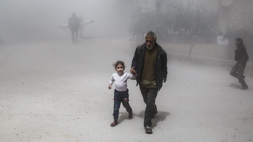 Mann und kleines Mädchen fliehen vor  Rauch