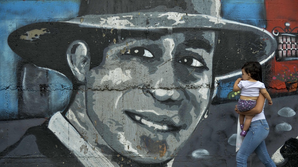 Eine Wandmalerei von Carlos Gardel.