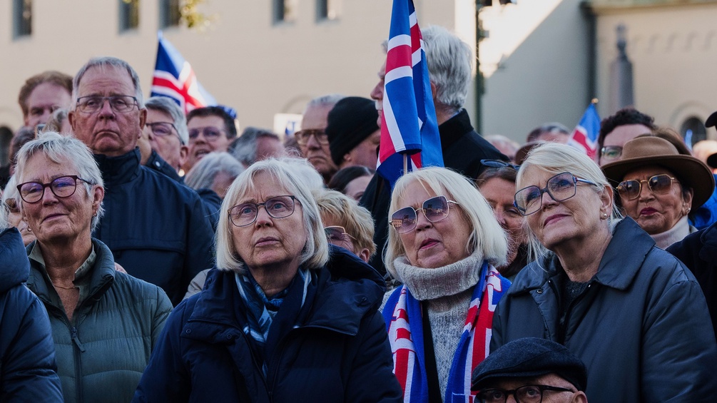 Menschen in Island mit Fahnen