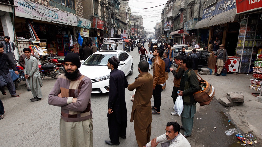 Menschen in Rawalpindi stehen nach einigen Erdbeben auf der Straße