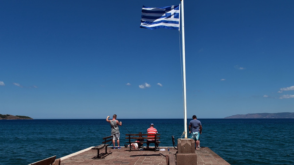 Menschen am griechischen Meer, Fahne, Pier
