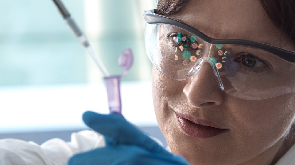 Wissenschaftlerin im Labor mit Pipette