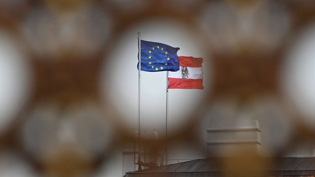 Die Österreichische und die Europäische Flagge.
